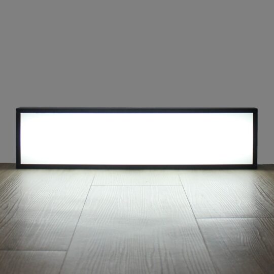 Huren: Lichtbak 60x15 cm met eigen ontwerp